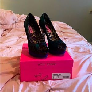 Betsey Johnson Green Lacey Heels
